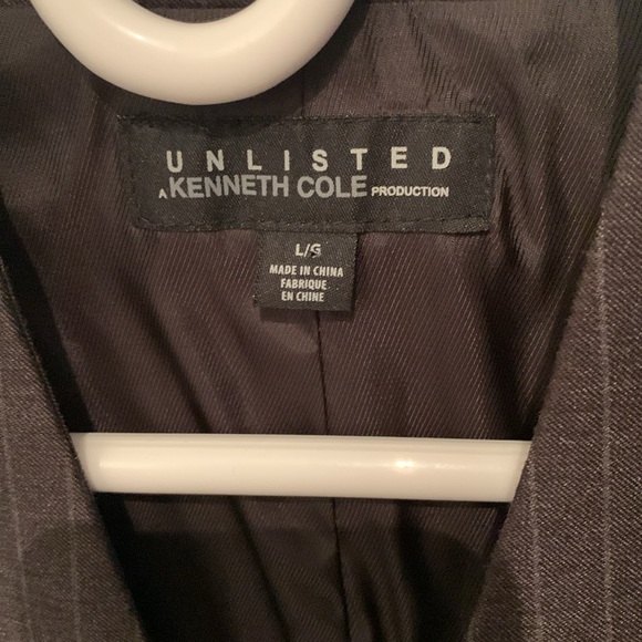 Extremely Sharp Kenneth Cole Black Pinstripe Vest with 2 zip up pockets SZ L - Picture 2 of 7